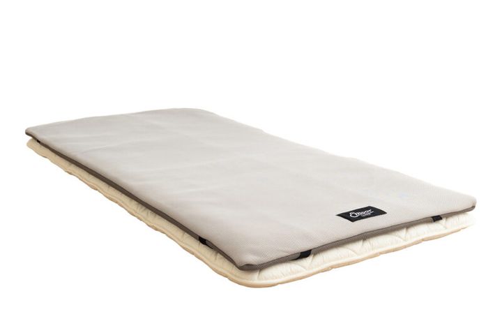 エアラスマットレストッパー（収納バッグ付き） シングルサイズ（約幅100×長さ200×厚さ4cm） ¥19,990／エムール