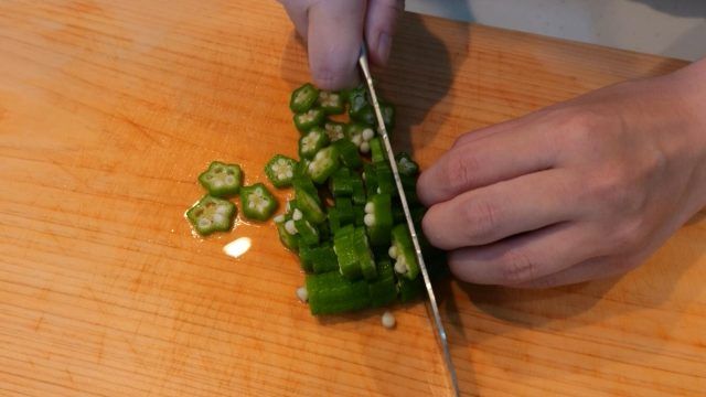 薄切りにしているオクラ