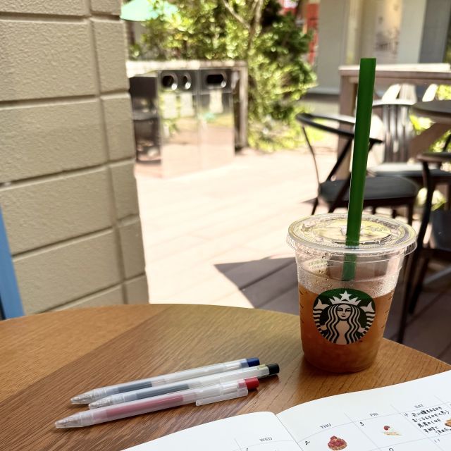 カフェのテーブルに広げた手帳