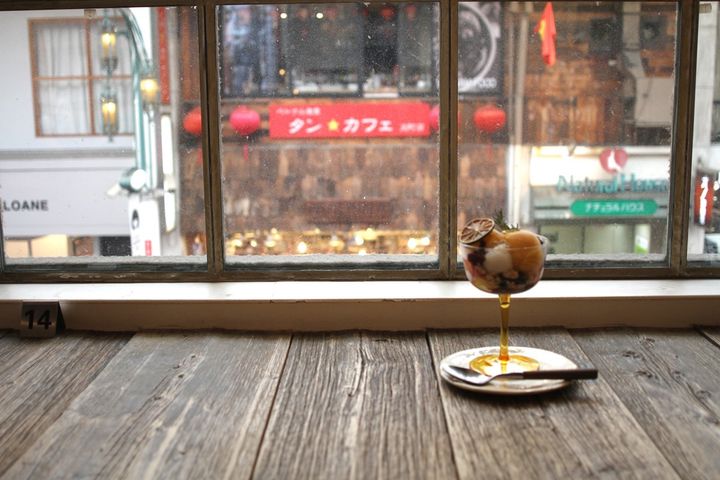 カウンター席のパフェ