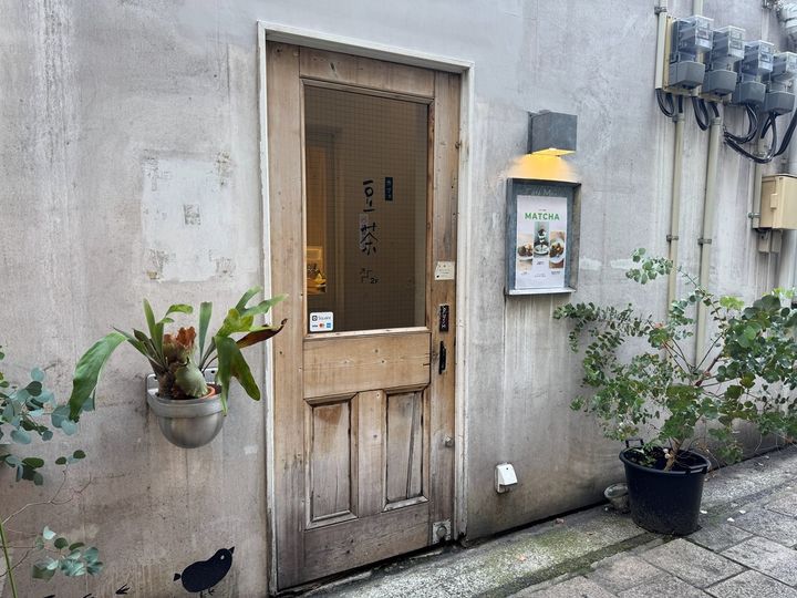 ビルの1階にある専用のドア