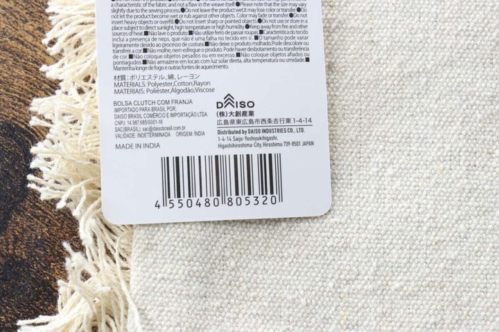 白いクラッチバッグに付いている商品タグの拡大写真