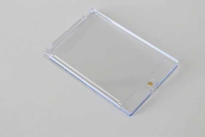 透明なプラスチック製のマグネットカードローダーが置かれている