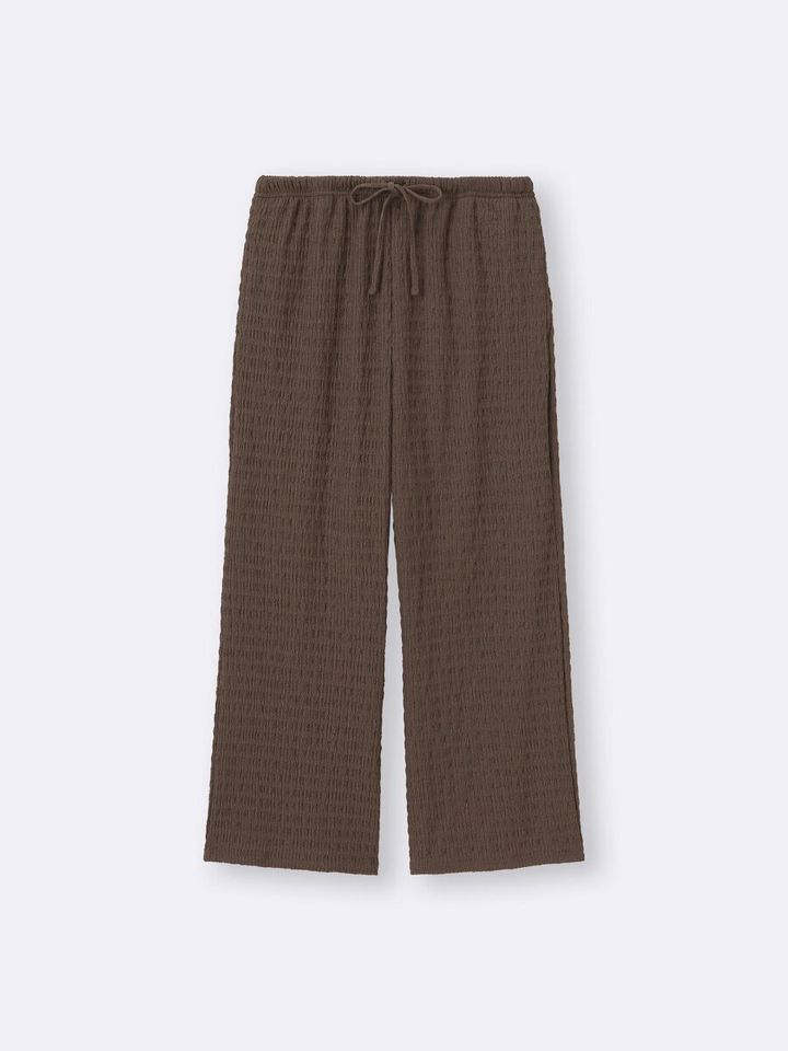 茶色のシャーリング素材のアンクルパンツを平置きした俯瞰