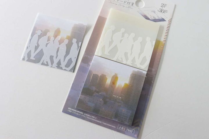 ビル群と人々デザインのふせんがパッケージから出され重ねられている