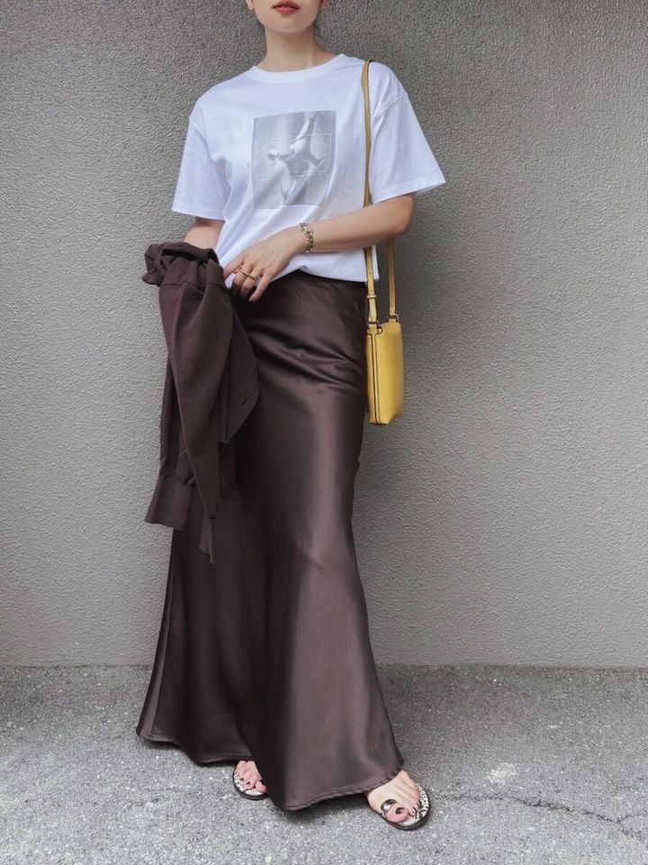 フォトTとブラウンサテンスカートのカジュアルコーデ