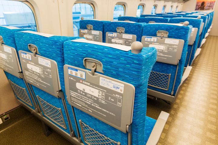 新幹線で前の人に急に座席を倒されてテーブルに置いていたスマホが落下して破損した場合、相手に賠償請求できる？（画像はイメージ）