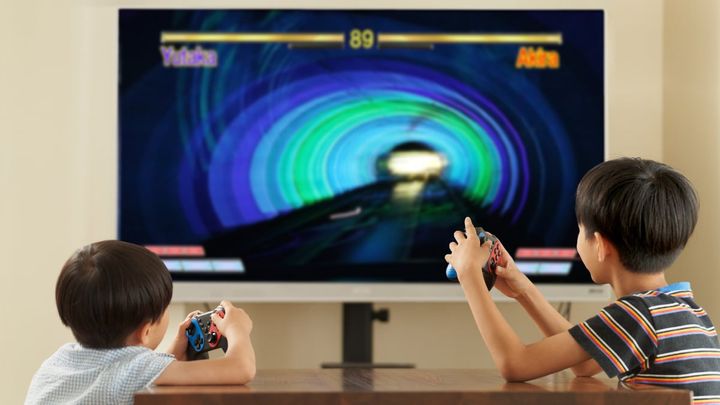 夏休み中に室内でゲームをして過ごす機会が多い子は近視が進みやすい（画像はイメージ）