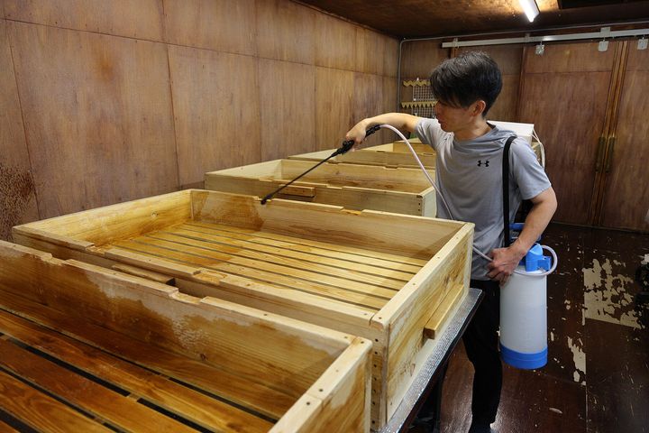 過酢酸を散布する嘉一郎さん