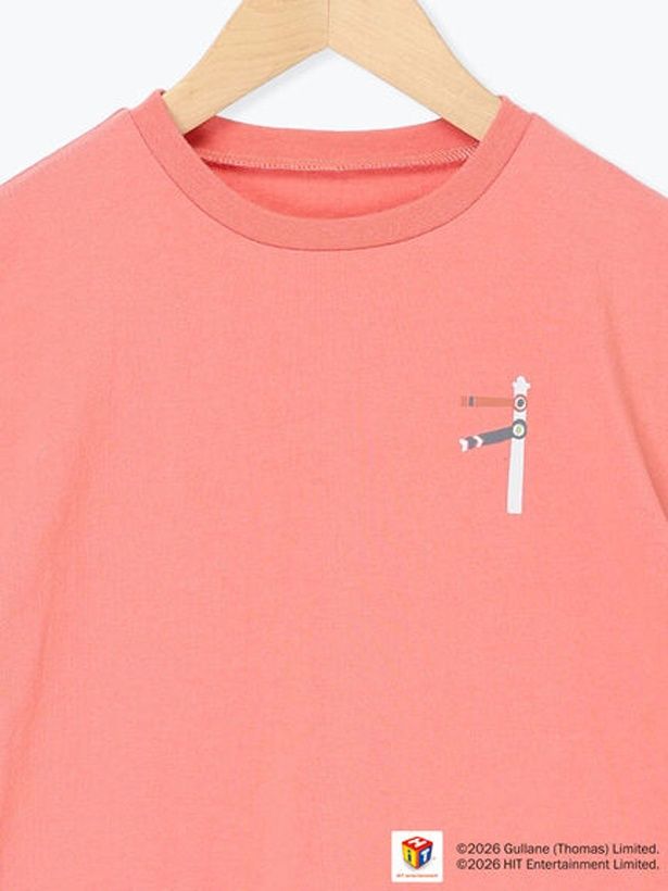 「【きかんしゃトーマス】バックプリントTシャツ」(2750円)。胸元には鉄道信号をレイアウト (C)2026 Gullane (Thomas) Limited.(C)2026 HIT Entertainment Limited.
