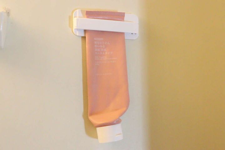 チューブしぼりで洗顔料チューブを浴室の壁に吊るす