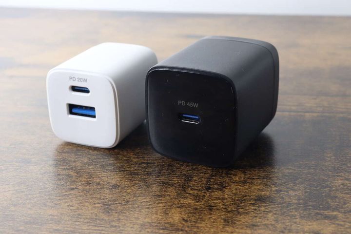 黒い45W充電器と白い20W充電器を並べて比較