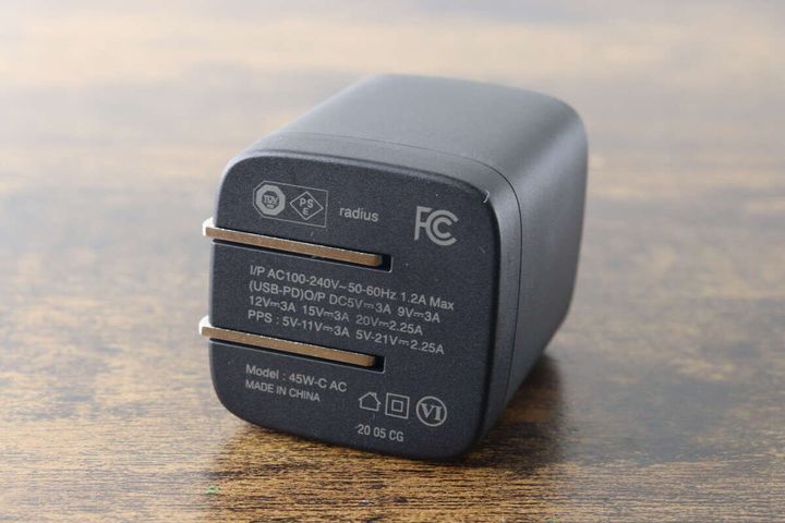 GaN USB充電器の側面にあるスペック表記とPSEマーク