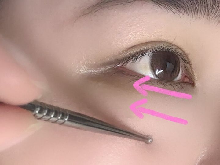 女性の目の下にフェイスポインターを押し当てている様子と矢印