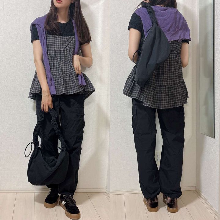 GUティアードキャミにテックパンツとTシャツを合わせたブラックコーデ