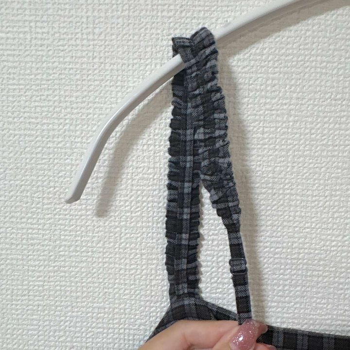 GUティアードキャミソールのフリルストラップとアジャスター