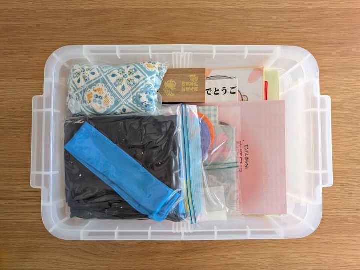 透明な収納ケースに整理された子どもの思い出の品