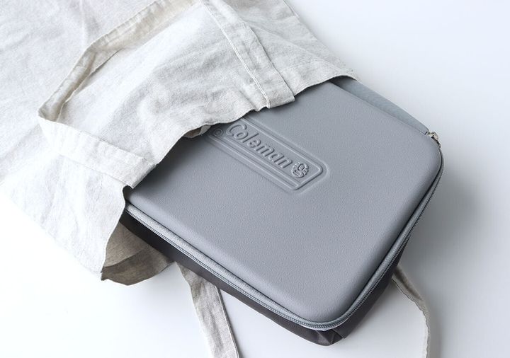 グレーの保冷バッグが生成り色のトートバッグに収まっている
