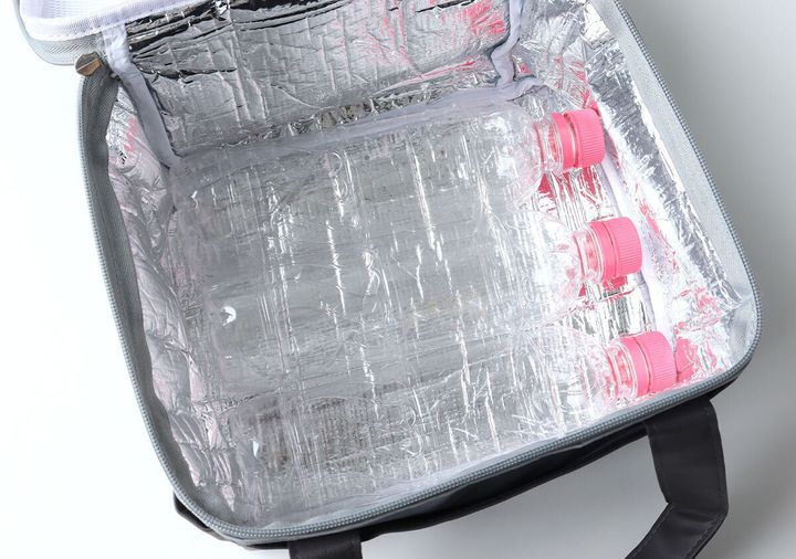 保冷バッグの中に500mlペットボトルが3本横に並べられている