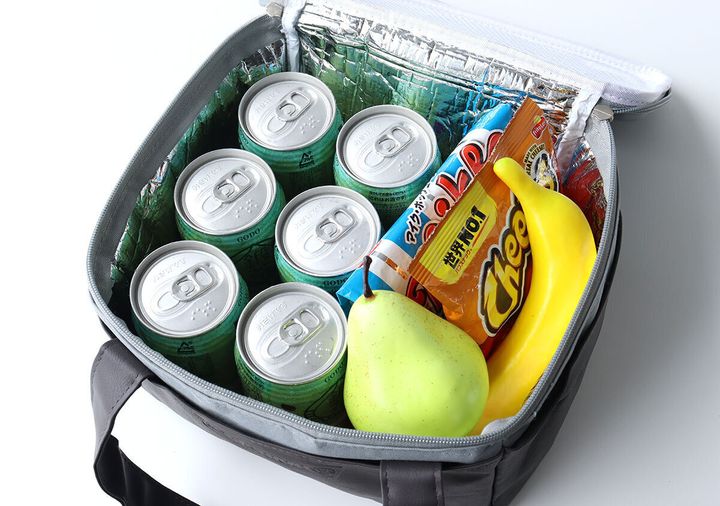 保冷バッグの中に缶飲料6本と果物、お菓子が入っている