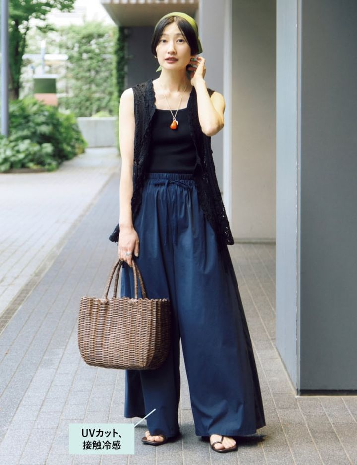 ジレ¥14,850、タンクトップ¥5, 500、パンツ¥11,000（すべてジャーナル スタンダード レリューム）、スカーフ¥13,200（メゾンドリリス）、ネックレス¥13,200（ケネス ジェイ レーン）、バッグ¥7,590（ル ヴォヤージュエンパニエ）、サンダル¥17,600（ペイズ／すべてジャーナル スタンダードレリュームルミネ新宿店）