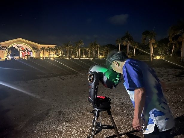 プラネタリウムのプログラムを見た後に、屋外で実際の星空観察も