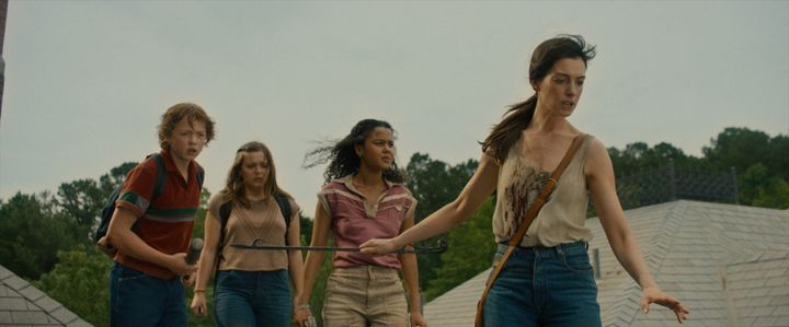 映画『オークストリートの異変』場面写真 （C）2025 Warner Bros. Ent. All Rights Reserved width=