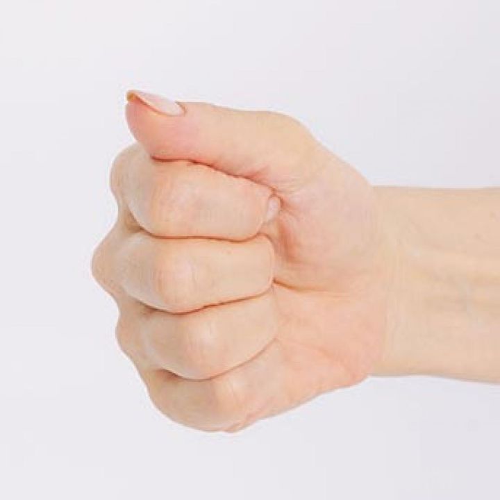 ココを使います！ 第ー関節と第―関節の間の平らな部分、拇指球、手根を当てて、圧をかけます。