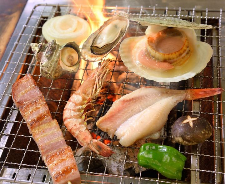 道の駅いわき・ら・ら・ミュウ内、バーベキュー番屋の網で海鮮BBQをする様子