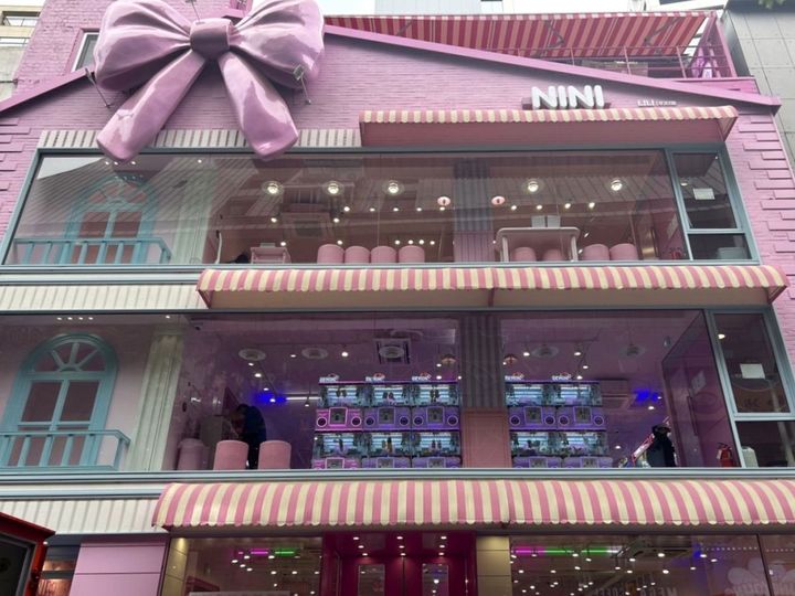 建物の屋根の大きなリボンが目印！