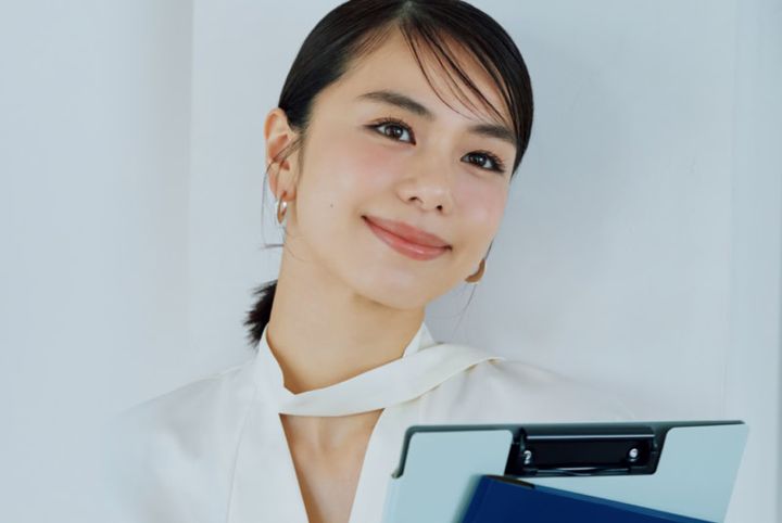 忙しさで「タスクをこなすだけ」の30代へ。さっと塗るだけで感情が動く「チークの魔法」 モデル＝佐藤晴美