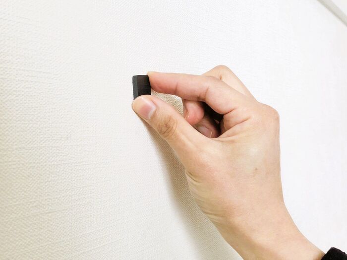 壁に「穴」を開けずに絵を飾る方法。まさかこんな裏ワザがあったとは…！