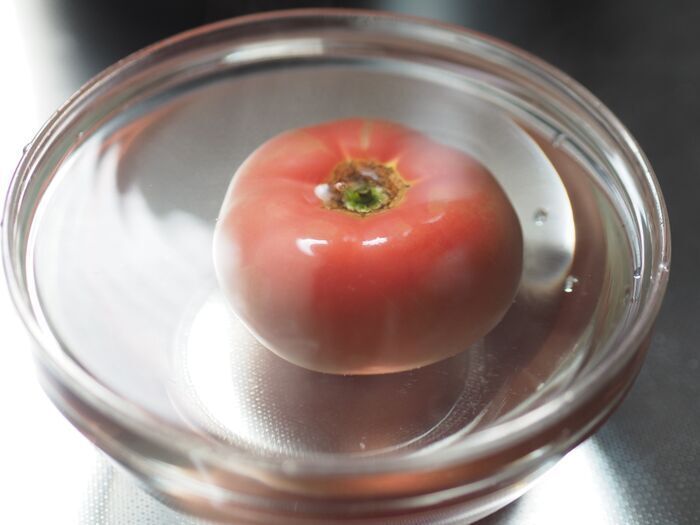 『トマトの皮』が気持ちいいほどツルンと剥ける♡お湯をかけるだけ＆冷凍するだけ！？夏の時短ワザ