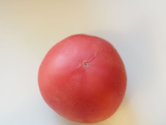 『トマトの皮』が気持ちいいほどツルンと剥ける♡お湯をかけるだけ＆冷凍するだけ！？夏の時短ワザ