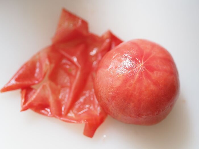 『トマトの皮』が気持ちいいほどツルンと剥ける♡お湯をかけるだけ＆冷凍するだけ！？夏の時短ワザ