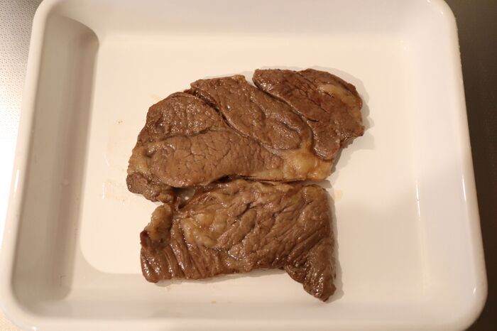嚙み切れないステーキからはもう卒業！安いお肉を柔らかくジューシーに焼く裏ワザ【やってみた】