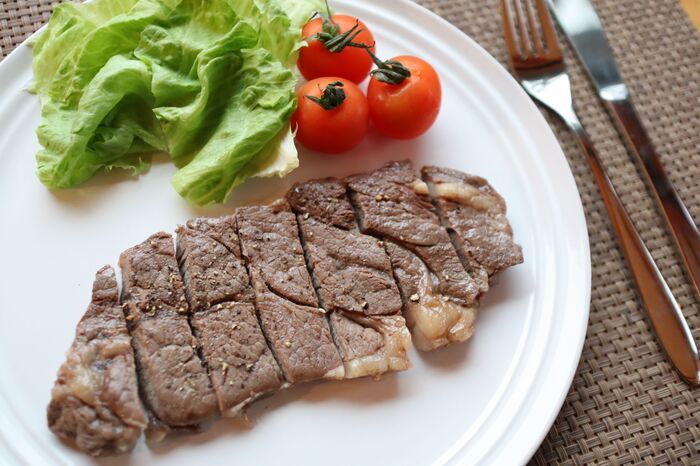 嚙み切れないステーキからはもう卒業！安いお肉を柔らかくジューシーに焼く裏ワザ【やってみた】