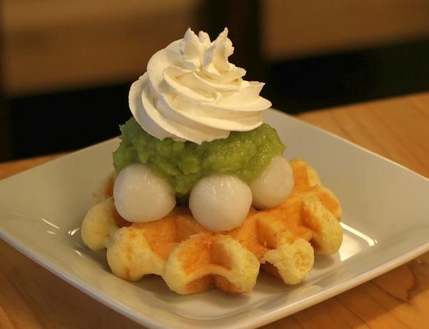 北海道産の枝豆から作ったずんだ餡をのせた「ずんだ白玉ワッフル」