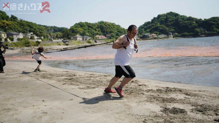 【写真・画像】“31歳子供部屋おじさんvs19歳大学生”の綱引きで後頭部強打 視聴者騒然「体重差」「パワー違う」 2枚目