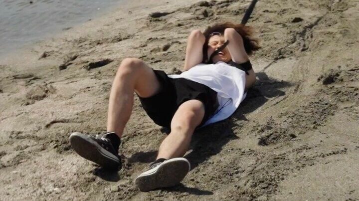 【写真・画像】“31歳子供部屋おじさんvs19歳大学生”の綱引きで後頭部強打 視聴者騒然「体重差」「パワー違う」 1枚目