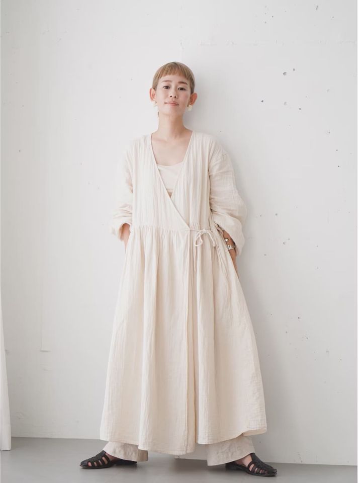 カシュクールのデザインはワンピとしても羽織りとしても使えます 出典：WEAR