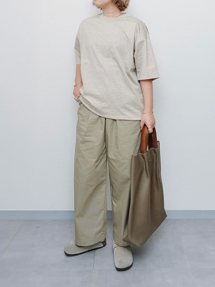 薄手で夏でもはきやすいカーブシルエットのゆったりパンツ 出典：WEAR