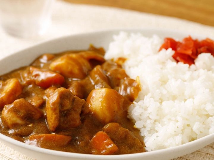 【管理栄養士が回答】カレーは白ご飯を大盛りにするから太る、と思われがちですが、実はルーの脂質や具材選びにも見落としがちな注意点があります。ご飯を変えるだけで本当に太りにくくなるのか、詳しく解説します。（※画像：Shutterstock.com）
