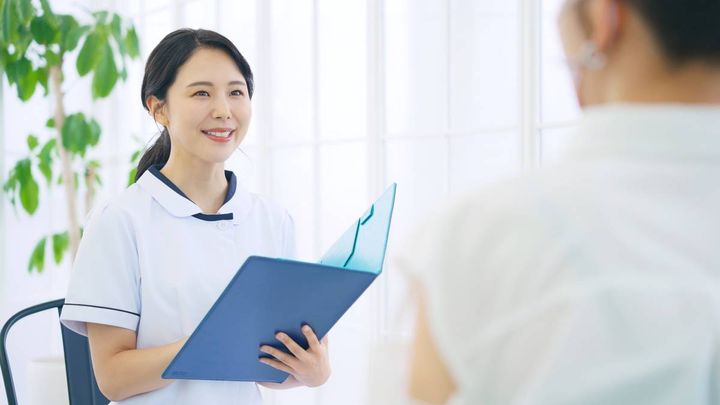 相談を受ける看護師