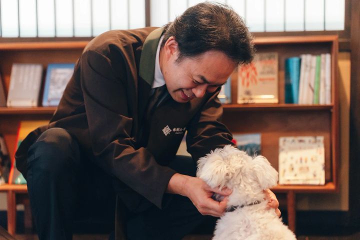 スタッフに抱かれる愛犬
