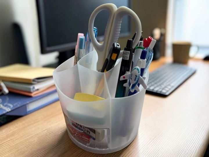 さまざまな便利グッズが発売されているダイソー。その中で今回ご紹介するのは「回転式ペンホルダー」（税込220円）です。従来のペンホルダーからパワーアップして“2階建て”になった本商品。その使い方をご紹介します。