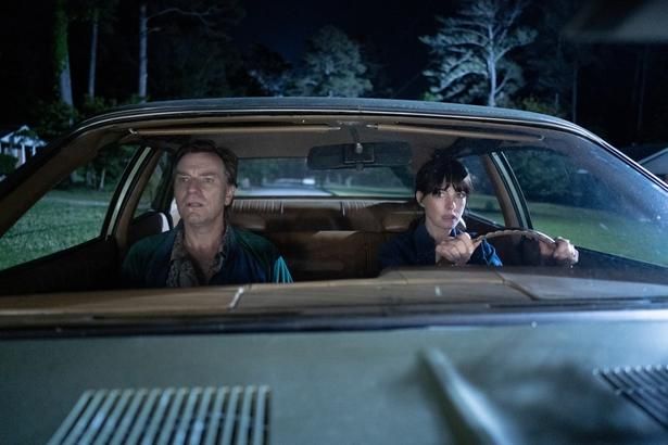 車内で警戒するデニース夫婦 [c] 2025 Warner Bros. Ent. All Rights Reserved