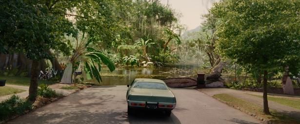 恐竜vs普通の家族の激闘を描く『オークストリートの異変』 [c] 2025 Warner Bros. Ent. All Rights Reserved