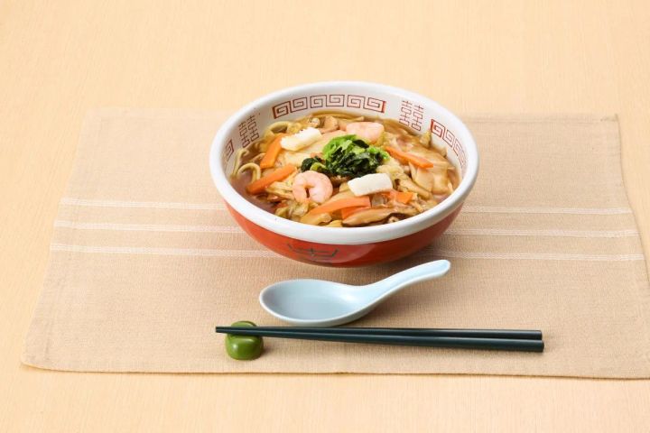 器に盛り付けた「オヒカエメン」五目あんかけラーメン