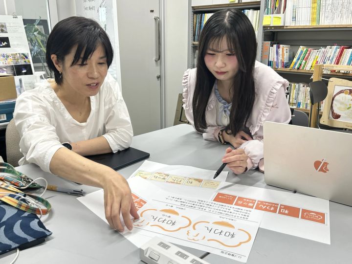 「和わん」のロゴ案を検討する学生